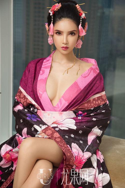 椎名由奈视频,魅力四溢的日本女神，视频中的惊艳瞬间