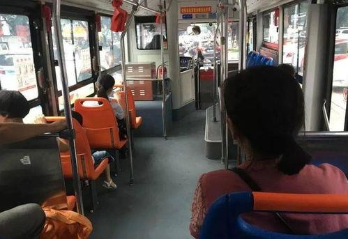 坐公交车视频,城市流动生活的缩影