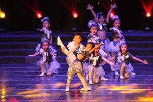 晓窗舞蹈视频,轻盈舞步演绎古典韵味