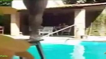 女摔视频,激情碰撞！女摔视频中的精彩瞬间回顾